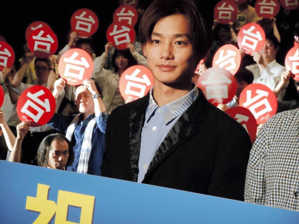 映画「台風のノルダ」初日舞台あいさつに登場した野村周平＝東京・ＴＯＨＯシネマズ新宿