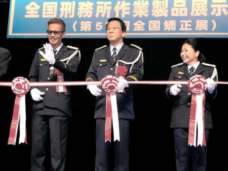 　初のテープカットに苦戦するＡＴＳＵＳＨＩ（左）。中央は杉良太郎、右は夏川りみ＝科学技術館