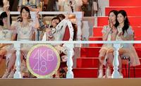 １位に返り咲き、椅子に座ってガッツポーズの指原莉乃（左は柏木由紀、右は渡辺麻友）＝福岡ヤフオクドーム（撮影・西岡　正）