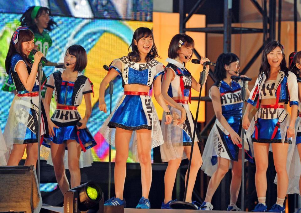 ライブで会場を盛り上げる指原莉乃（中央左）ら＝ヤフオクドーム（撮影・堀内翔）