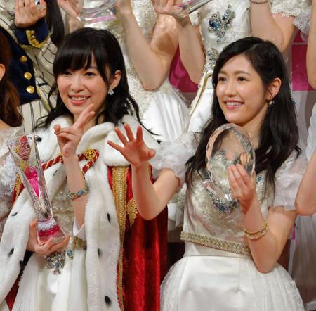 ＡＫＢ４８　４１ｓｔシングル総選挙で１位指原莉乃、２位渡辺麻友（右）＝ヤフードーム（撮影・堀内翔）