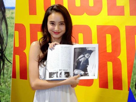 お気に入りのページを披露する石田ニコル＝東京・タワーレコード渋谷店