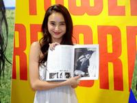 お気に入りのページを披露する石田ニコル＝東京・タワーレコード渋谷店