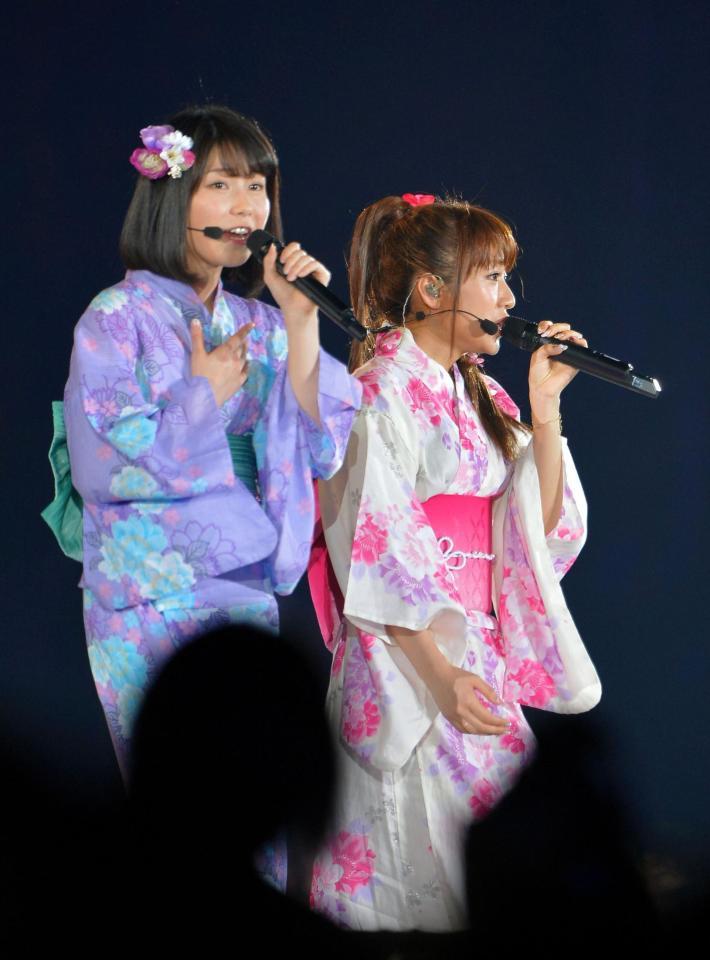 ライブを盛り上げる（左から）横山由依と高橋みなみ＝ヤフオクドーム（撮影・堀内翔）