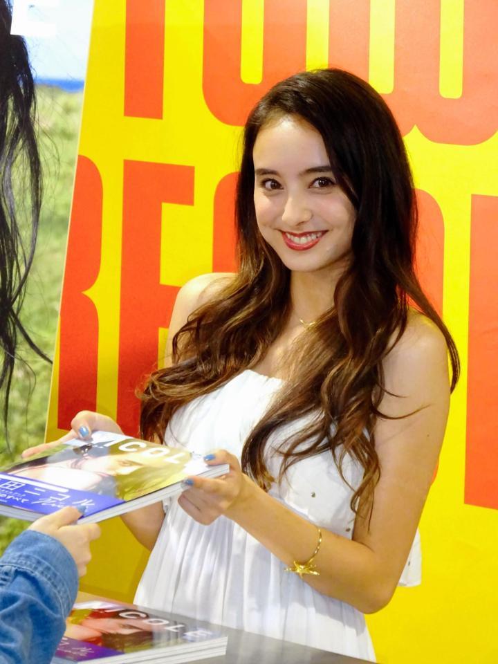 ファンにフォトブックを手渡す石田ニコル＝東京・タワーレコード渋谷店