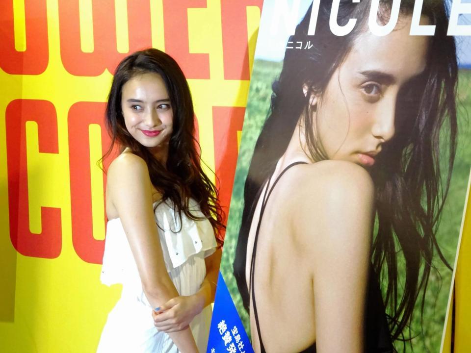 初フォトブックの発売イベントを行った石田ニコル＝東京・タワーレコード渋谷店