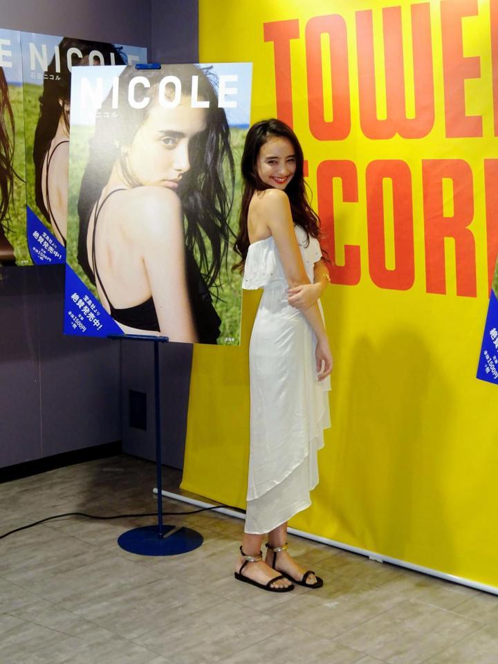 初フォトブックの発売イベントを行った石田ニコル＝東京・タワーレコード渋谷店