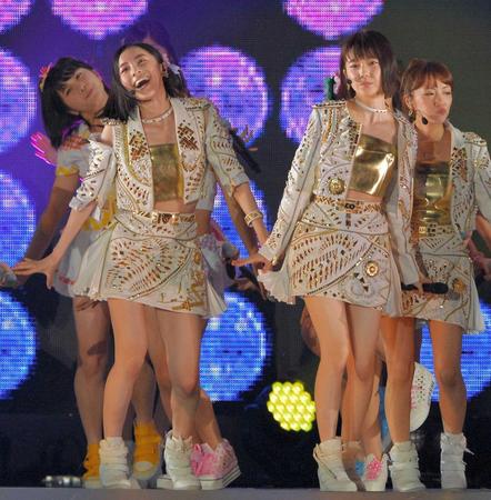 　会場を盛り上げる松井珠理奈（左）と島崎遥香