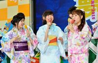 公約の水着コンサートの話で盛り上がる（左から）渡辺麻友、指原莉乃、高橋みなみ