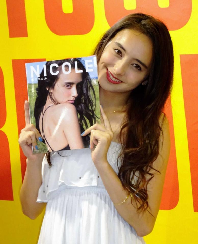 　フォトブック発売記念イベントを行った石田ニコル