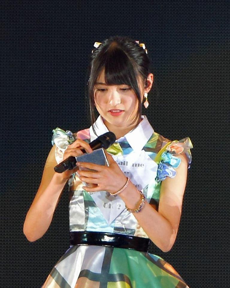 　ＭＣ中に鏡を取り出すマイペースな神志那結衣＝ヤフオク！ドーム（撮影・堀内翔）