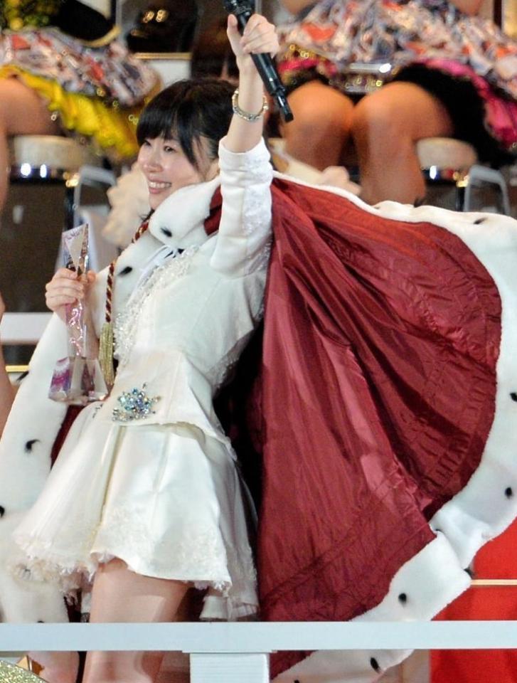 １位返り咲きでガッツポーズの指原莉乃＝６日、福岡ヤフオクドーム