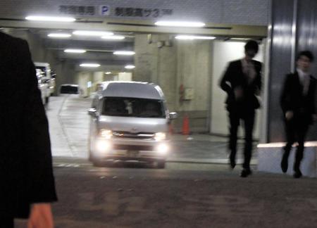 黒いスーツ姿の関係者にガードされて会場を出る片岡愛之助の乗った車＝大阪市内