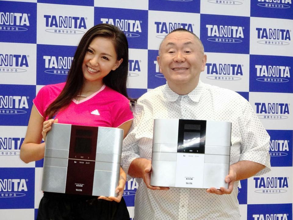 筋肉の“質の差”が明らかになった西内ひろ（左）と松村邦洋＝都内