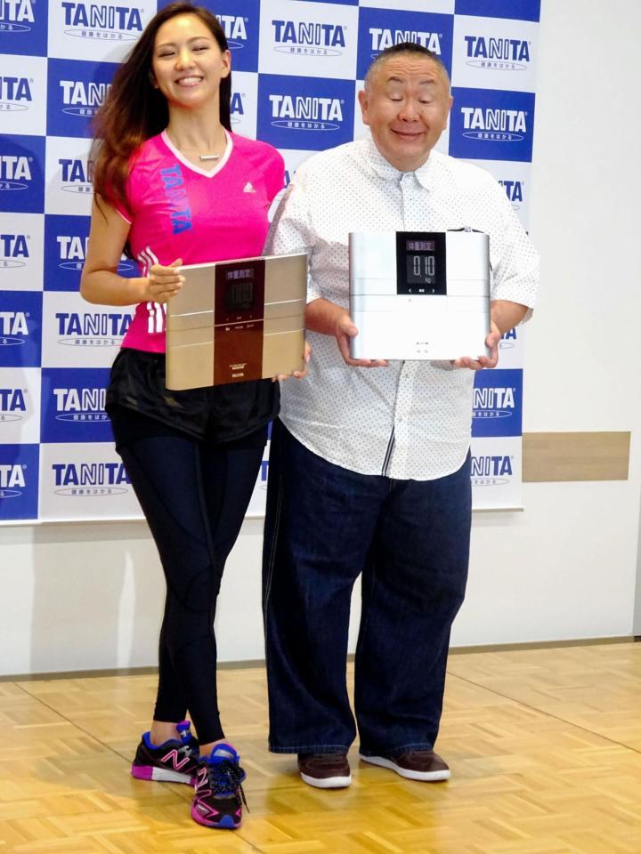 筋肉の“質の差”が明らかになった西内ひろ（左）と松村邦洋＝都内