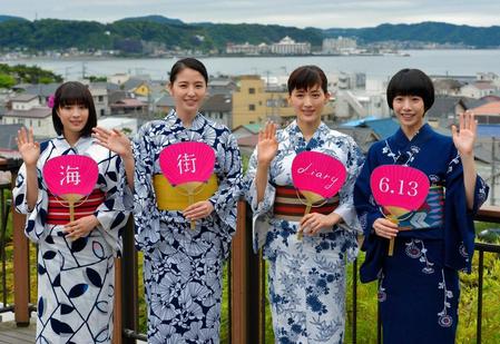 　鎌倉の海をバックに映画「海街ｄｉａｒｙ」のＰＲをする（左から）広瀬すず、長澤まさみ、綾瀬はるか、夏帆＝神奈川・長谷寺