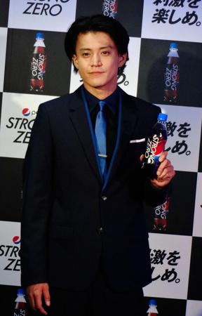 イベントに登場した小栗旬＝東京・バツアートギャラリー