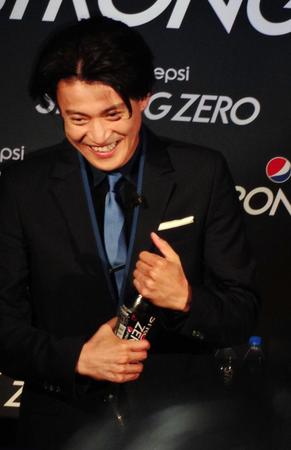 必死の形相でふたを開けようとする小栗旬＝東京・バツアートギャラリー