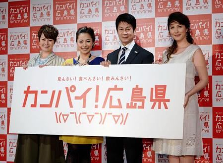 記念撮影に納まる（右から）山本モナ、湯崎英彦知事、三船美佳、遠野なぎこ＝東京・赤坂ガーデンシティ（撮影・開出　牧）