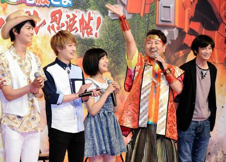 派手な登場で会場の笑いを誘う藤本敏史（右から２人目）＝品川プリンスホテル（撮影・村中拓久）