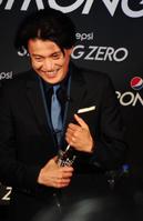 必死の形相でふたを開けようとする小栗旬＝東京・バツアートギャラリー