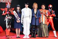 記念写真に収まる（左から）仮面ライダードライブタイプスピード、筧美和子、真剣佑、松岡充、藤本敏史、アカニンジャー＝品川プリンスホテル（撮影・村中拓久）