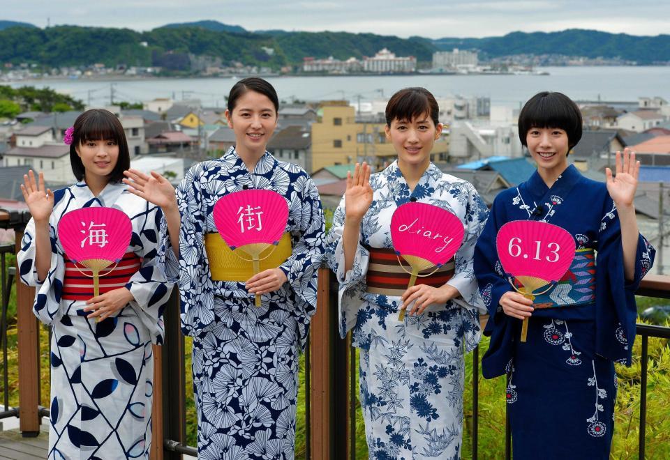 　鎌倉の海をバックに映画「海街ｄｉａｒｙ」のＰＲをする（左から）広瀬すず、長澤まさみ、綾瀬はるか、夏帆＝神奈川・長谷寺