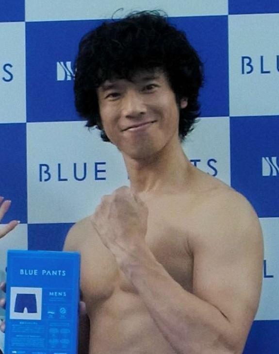 消臭パンツ「ブルーパンツ」をＰＲした菊地亜美（左）と庄司智春＝東京・蒲田の太田黒湯温泉　第二日の出湯