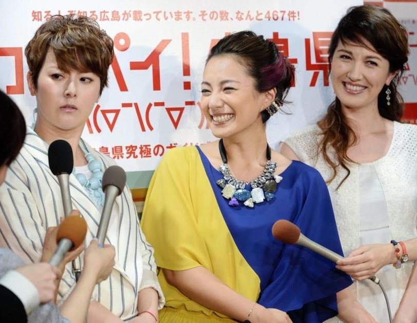 イベント後の囲み会見に応じる（左から）遠野なぎこ、三船美佳、山本モナ＝東京都内