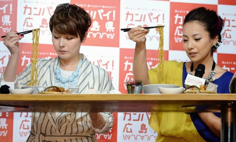 イベントで汁なし担担麺を試食する遠野なぎこ（左）と三船美佳＝東京・赤坂ガーデンシティ（撮影・開出　牧）