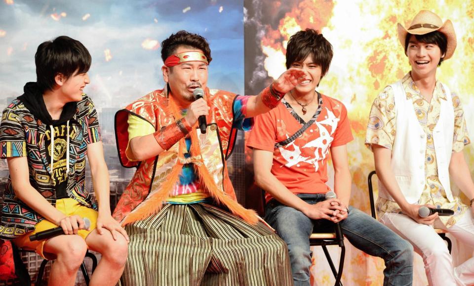 おもしろトークでイケメン俳優たちの笑いを誘う藤本敏史（左から２人目）