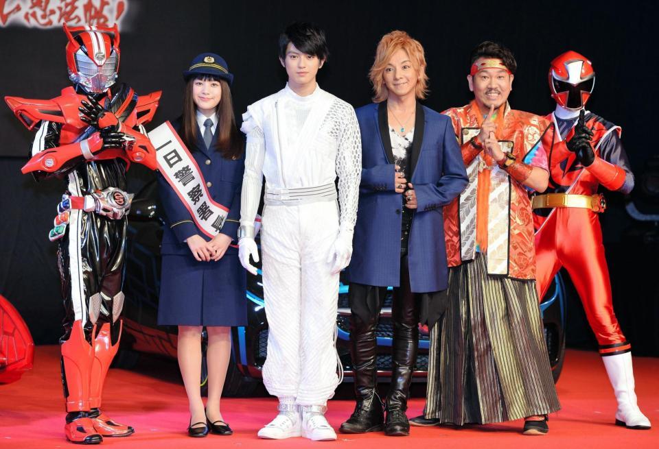 記念写真に収まる（左から）仮面ライダードライブタイプスピード、筧美和子、真剣佑、松岡充、藤本敏史、アカニンジャー＝品川プリンスホテル（撮影・村中拓久）