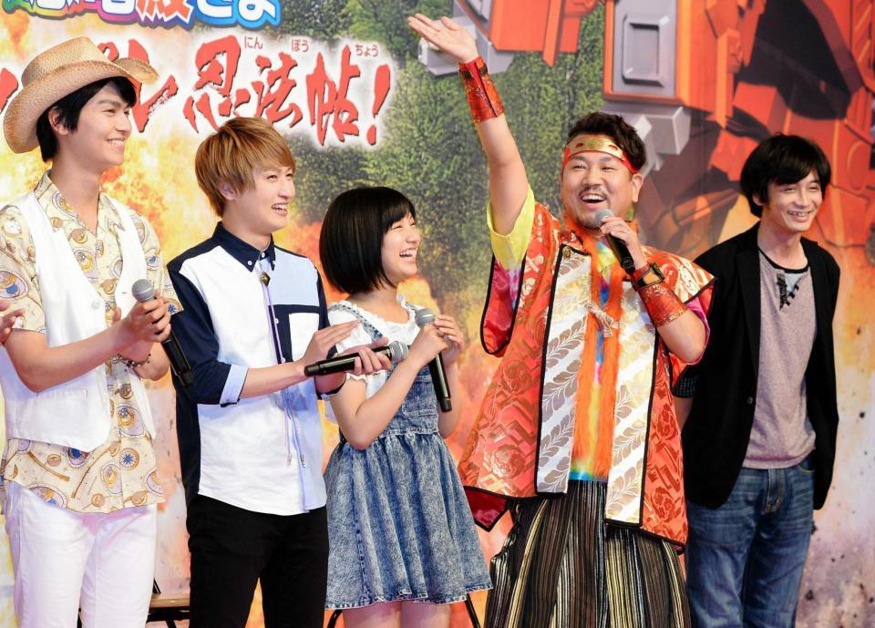 派手な登場で会場の笑いを誘う藤本敏史（右から２人目）＝品川プリンスホテル（撮影・村中拓久）