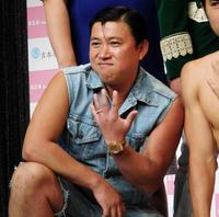 指輪に見せかけたガムテープを左手薬指に巻いたスギちゃん＝東京・新宿