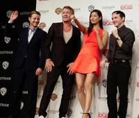 ポーズを取る（左から）ベン・マッケンジー、ショーン・パートウィー、すみれ、ロビン・ロード・テイラー＝東京・六本木