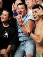 左手薬指に指輪と見せかけたガムを巻き、婚約発表を生報告したスギちゃん（中央）＝東京・新宿のルミネｔｈｅよしもと