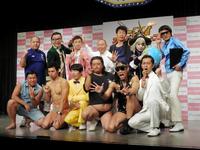 婚約を発表したスギちゃん（左下）と一発屋オールスターズの（後列左から）三瓶、髭男爵・ひぐち君、レギュラー、ゴー☆ジャス、ハローケイスケ、（前列左２番目から）小島よしお、ダンディ坂野、長州小力、レイザーラモンＨＧ、ムーディ勝山＝東京・新宿のルミネｔｈｅよしもと
