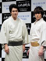 完成披露試写会に着物姿で出席した松山ケンイチ（左）と早乙女太一＝東京・有楽町