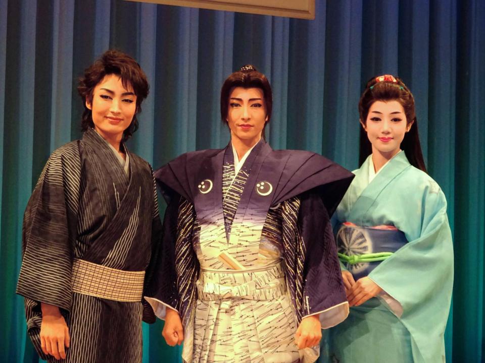 　製作発表を行った（左から）望海風斗、早霧せいな、咲妃みゆ＝東京・大手町