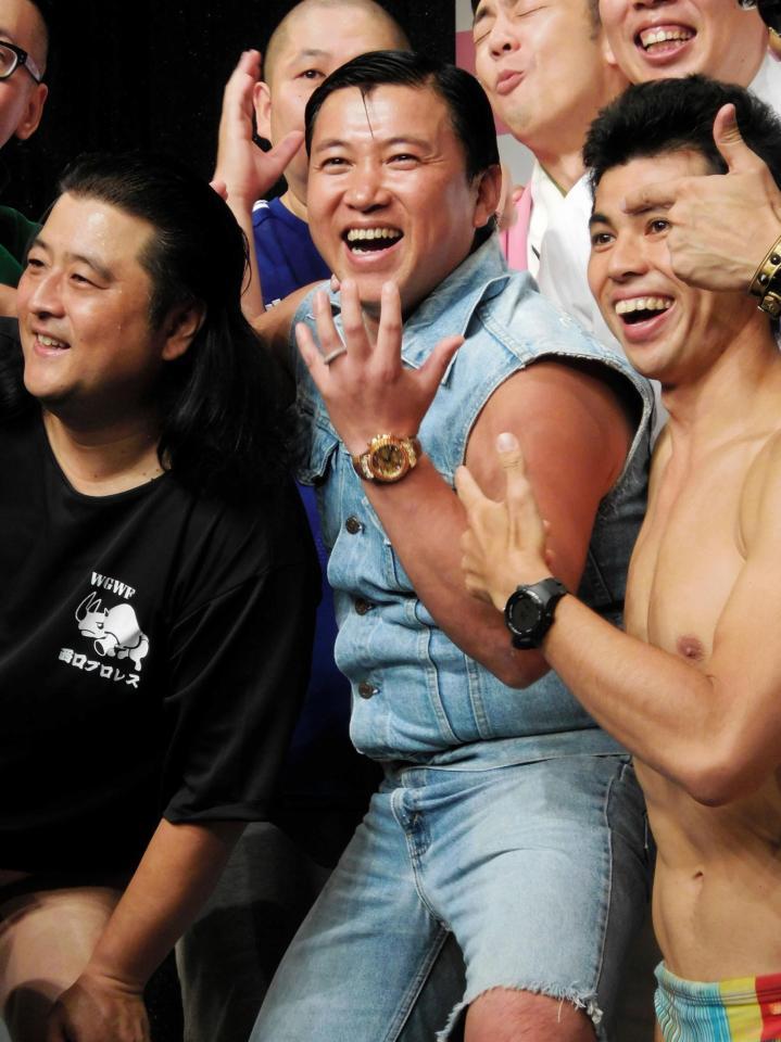 左手薬指に指輪と見せかけたガムを巻き、婚約発表を生報告したスギちゃん（中央）＝東京・新宿のルミネｔｈｅよしもと