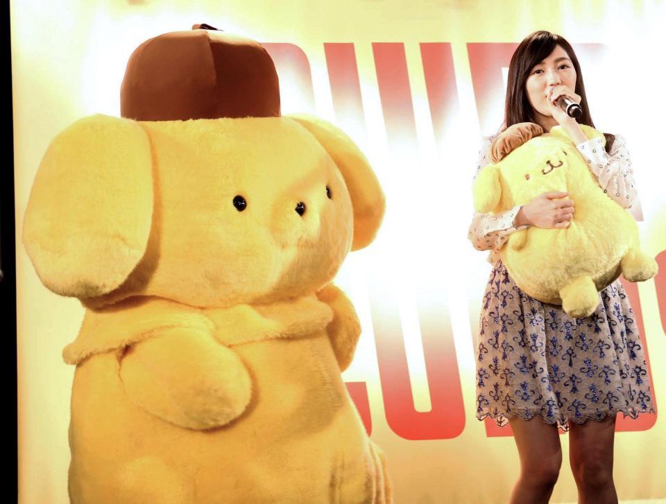 ポムポムプリンと一緒に歌う渡辺麻友＝東京・タワーレコード渋谷店