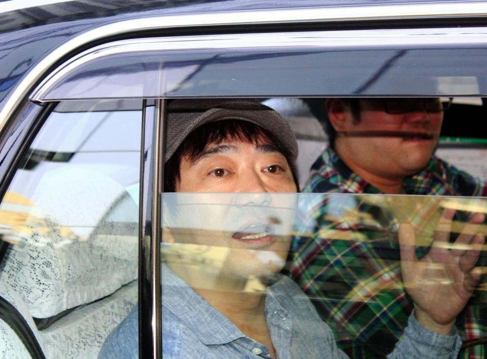 ラジオに生出演後、車越しに報道陣に応対したメッセンジャー・黒田有＝大阪市内