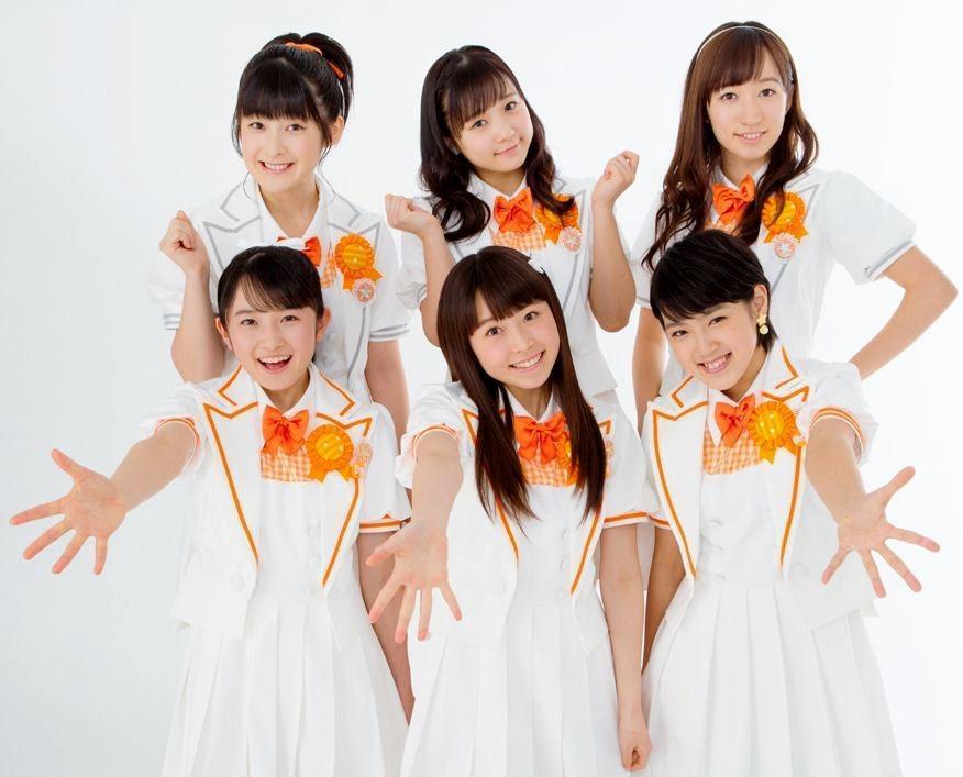 脱退を発表した島村嬉唄（前列中央）と嗣永桃子（後列左端）