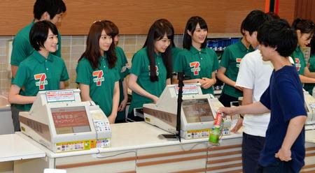 笑顔で接客する生駒里奈（左端）ら