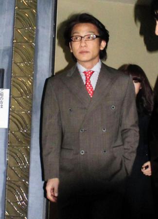 終演後に楽屋口から姿をみせた片岡愛之助＝大阪松竹座