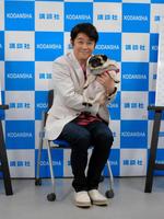 愛犬のパグゾウくんと出版記念イベントに登場した坂上忍＝東京・豊洲