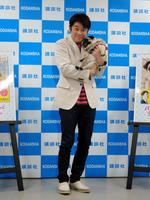 愛犬のパグゾウくんと出版記念イベントに登場した坂上忍＝東京・豊洲