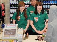 笑顔で接客する白石麻衣（左）、高山一実