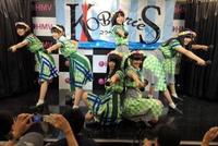 リニューアルイベントでミニライブを行ったＫＯＢｅｒｒｉｅＳ♪＝神戸市のＨＭＶ三宮店