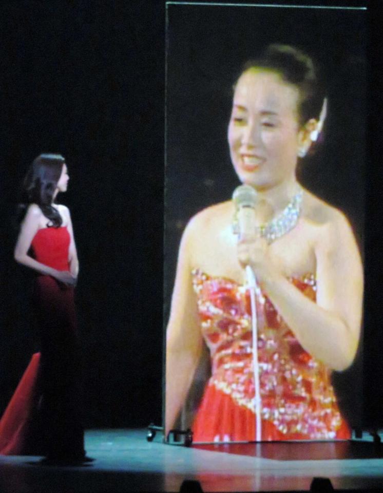 　映像のひばりさんと共演する和央ようか＝東京・芝公園のメルパルクホール
